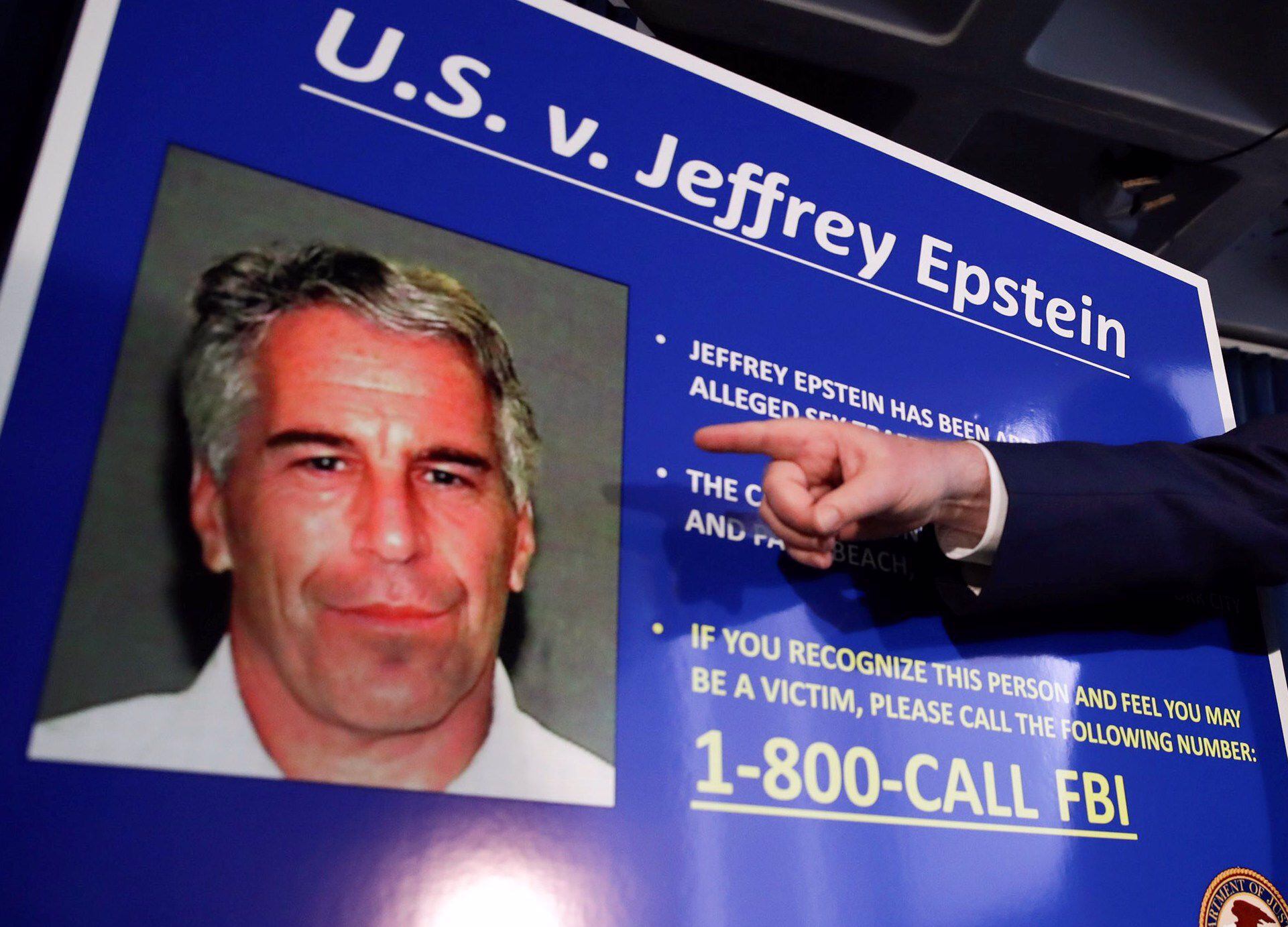 Vista de la ficha criminal del financiero estadounidense Jeffrey Epstein, en una fotografía de archivo. (EFE)