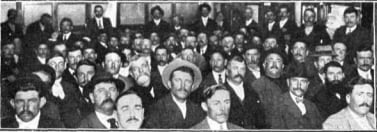 Los colonos eran, en su mayoría, inmigrantes, que alquilaban la tierra a los grandes propietarios. Fotografía de una de las asambleas realizadas en la Federación Agraria Argentina (Revista Caras y Caretas)