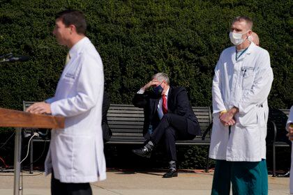 El jefe de personal de la Casa Blanca, Mark Meadows (sentado, en el centro) escucha mientras el médico del presidente Trump, Sean Conley, da una conferencia de prensa (AP)