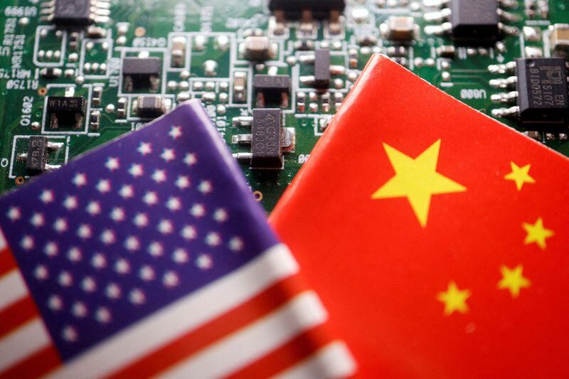 FOTO DE ARCHIVO. Las banderas de China y Estados Unidos se muestran en una placa de circuito impreso con chips semiconductores, en esta ilustración tomada el 17 de febrero de 2023. REUTERS/Florence Lo/Ilustración