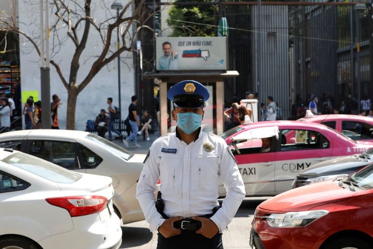 Imagen de archivo. Un policía usa una máscara protectora luego que el gobernador del estado norteño Coahuila confirmara un nuevo caso de coronavirus, en Ciudad de México, México. 29 de febrero de 2020. REUTERS/Carlos Jasso