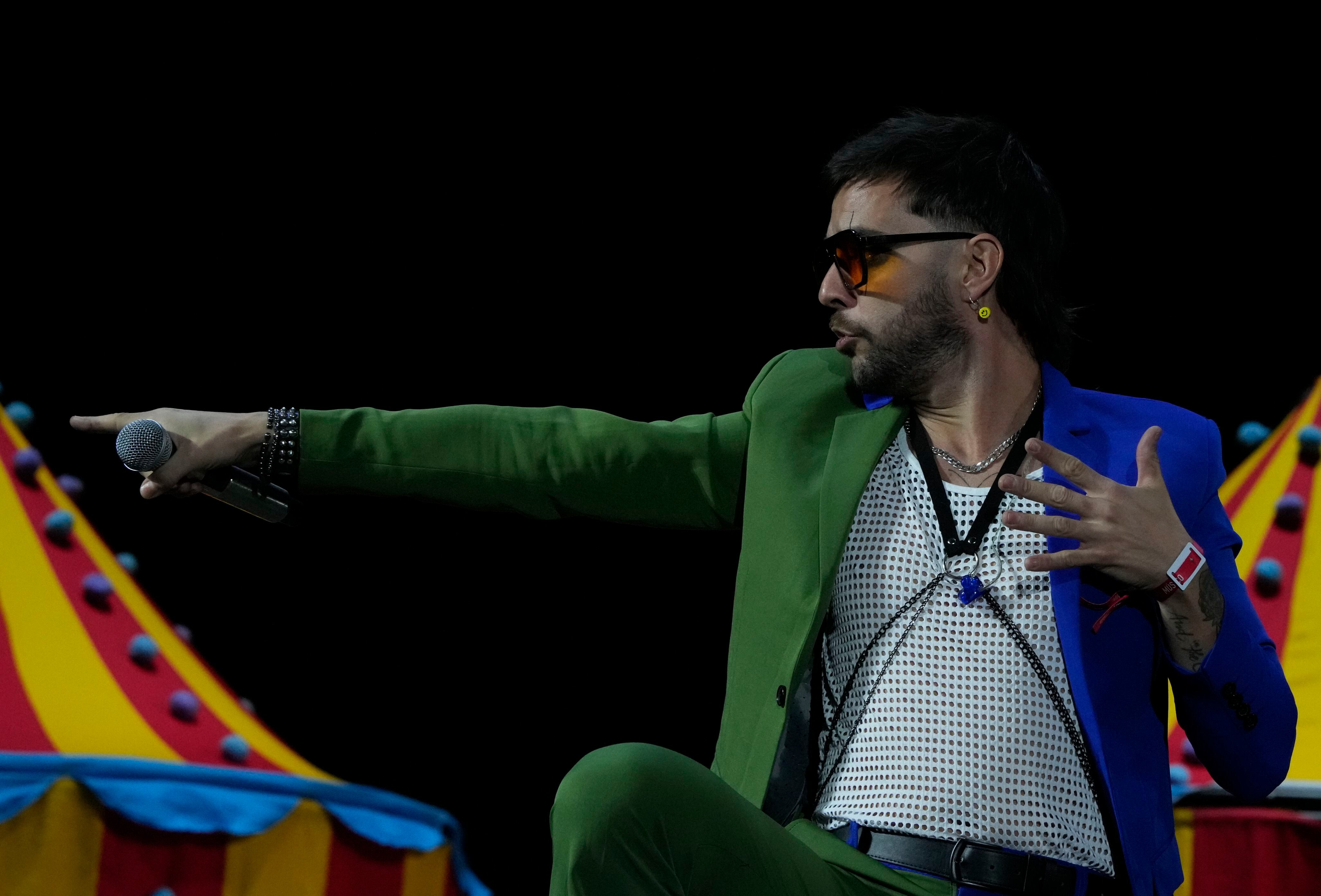 El vocalista Juan Taleb de Los Caligaris durante su presentación en el festival Vive Latino en la Ciudad de México el sábado 18 de marzo de 2023. (Foto AP/Fernando Llano)