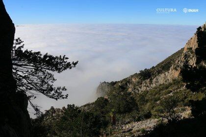 A 2.740 m de altitud, la entrada a la Cueva del Chiquihuite mira hacia las nubes en las montañas del desierto del norte de Zacatecas.  Foto: Ciprian Ardelean