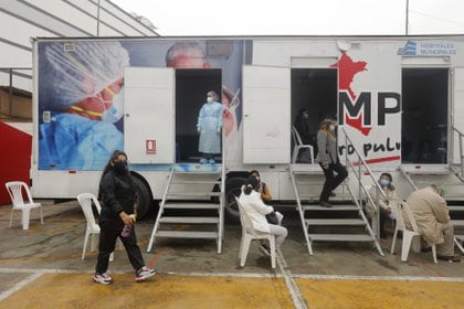 Un grupo de personas aguarda su turno para someterse a una prueba de coronavirus en Lima, Perú. MARIANA BAZO / ZUMA PRESS / CONTACTOPHOTO 