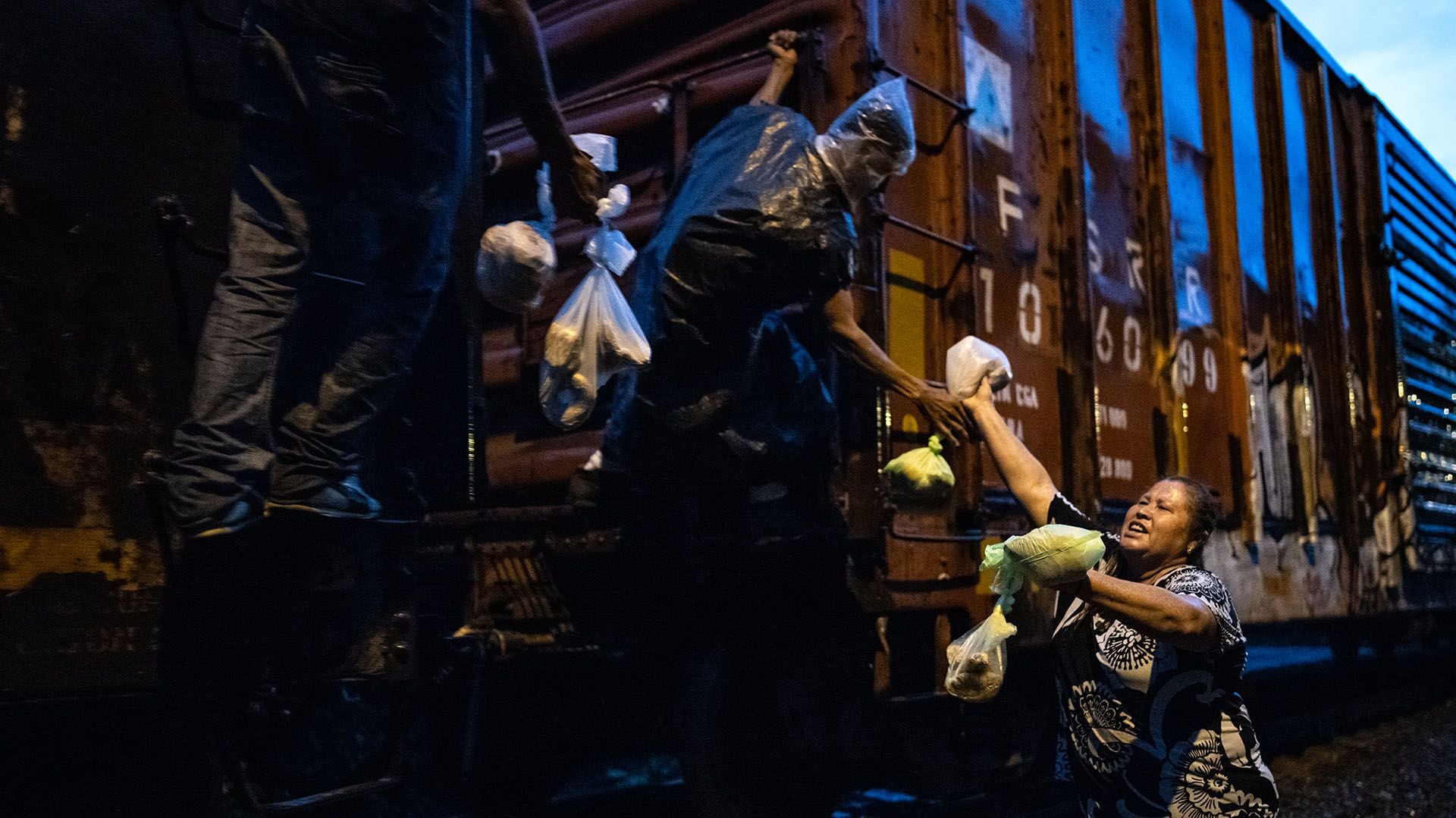 Las Patronas es un grupo de doce mujeres que alimenta a los migrantes durante su viaje a través de México a Estados Unidos en un tren conocido como "La Bestia" 
(Foto: AFP/RONALDO SCHEMIDT)