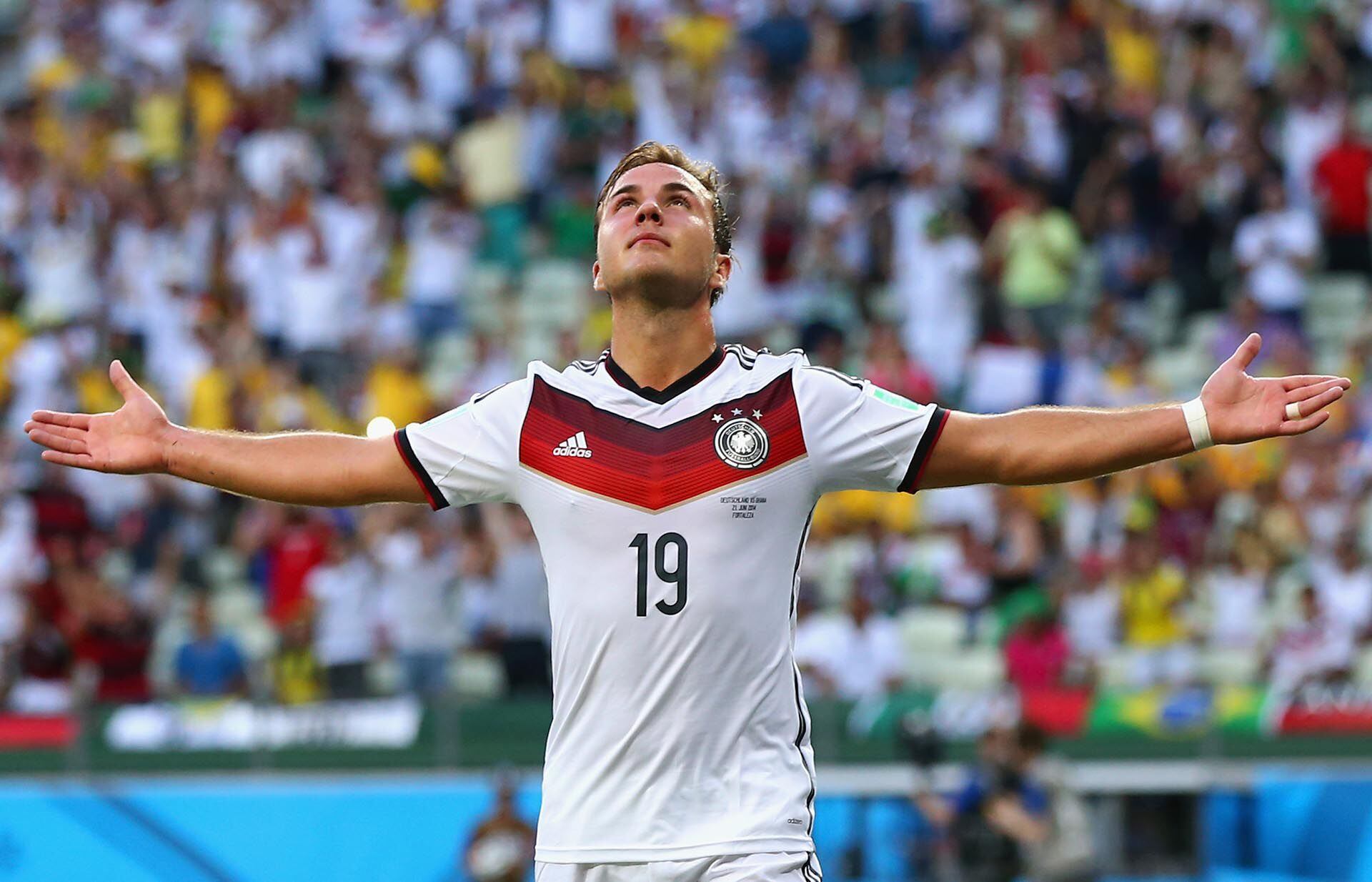 Mario Gotze con la última edición de la camiseta con tres estrellas en el escudo tras ganar Brasil 2014 (Foto: Getty Images)