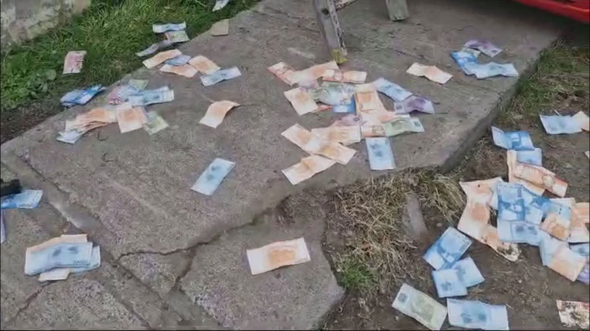 Billetes quedaron esparcidos por el suelo en medio de la huida de los asaltantes. 