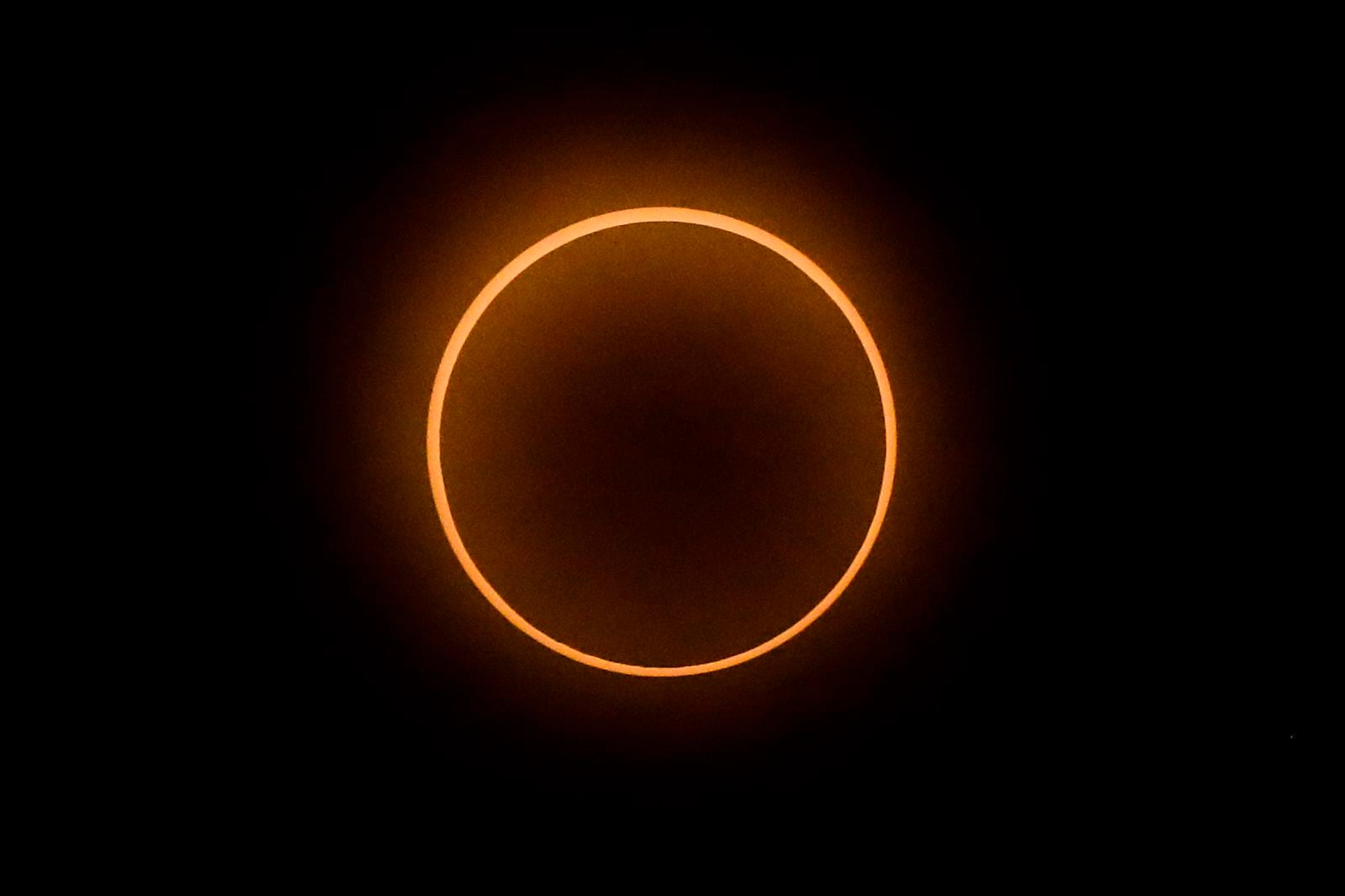 Durante un eclipse solar anular, todo el disco de la Luna no llega a tapar al Sol, por lo que aparece un anillo brillante a simple vista (EFE/Bienvenido Velasco)
