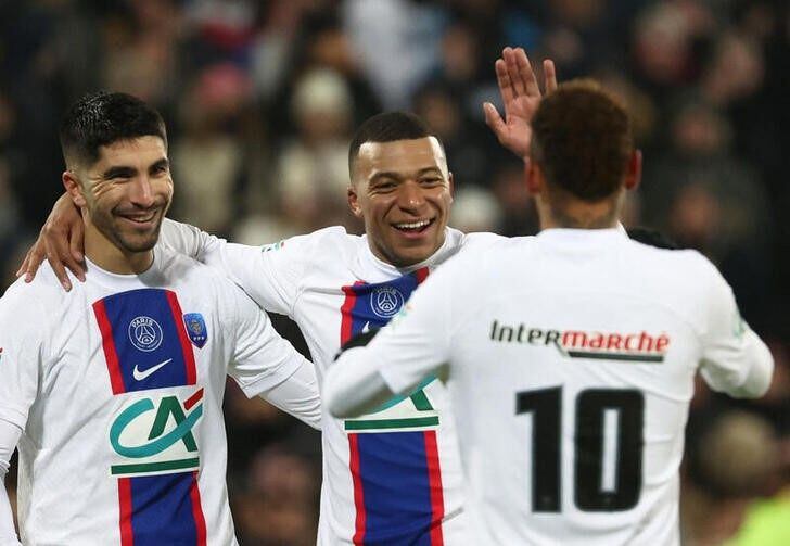 Los jugadores del Paris St Germain Carlos Soler, Kylian Mbappé y Neymar (de izq a dcha) celebran tras marcar el sexto gol ante el Pays de Cassel en dieciseisavos de final de la Copa de Francia en el Stade Bollaert-Delelis, Lens, Francia. 23 enero 2023. REUTERS/Yves Herman