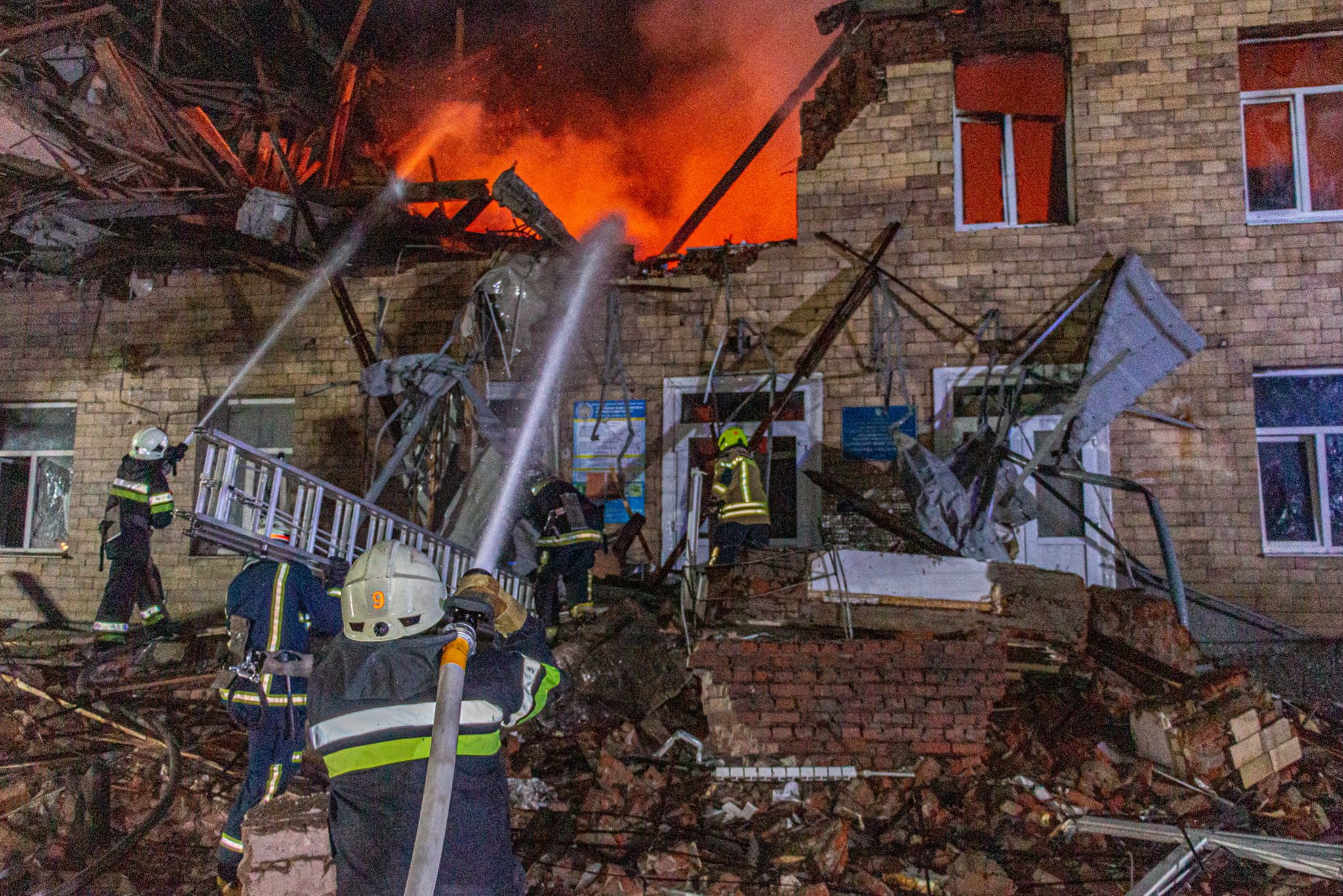 Un ataque ruso con drones destruyó una institución educativa en Kharkiv. (FOTO: REUTERS)