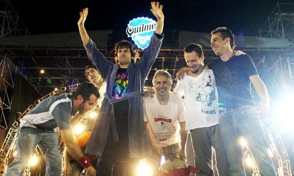 Los Piojos en el final de su show en el Quilmes Rock 2007, en la cancha de River, uno de los últimos momentos felices en la formación clásica del grupo