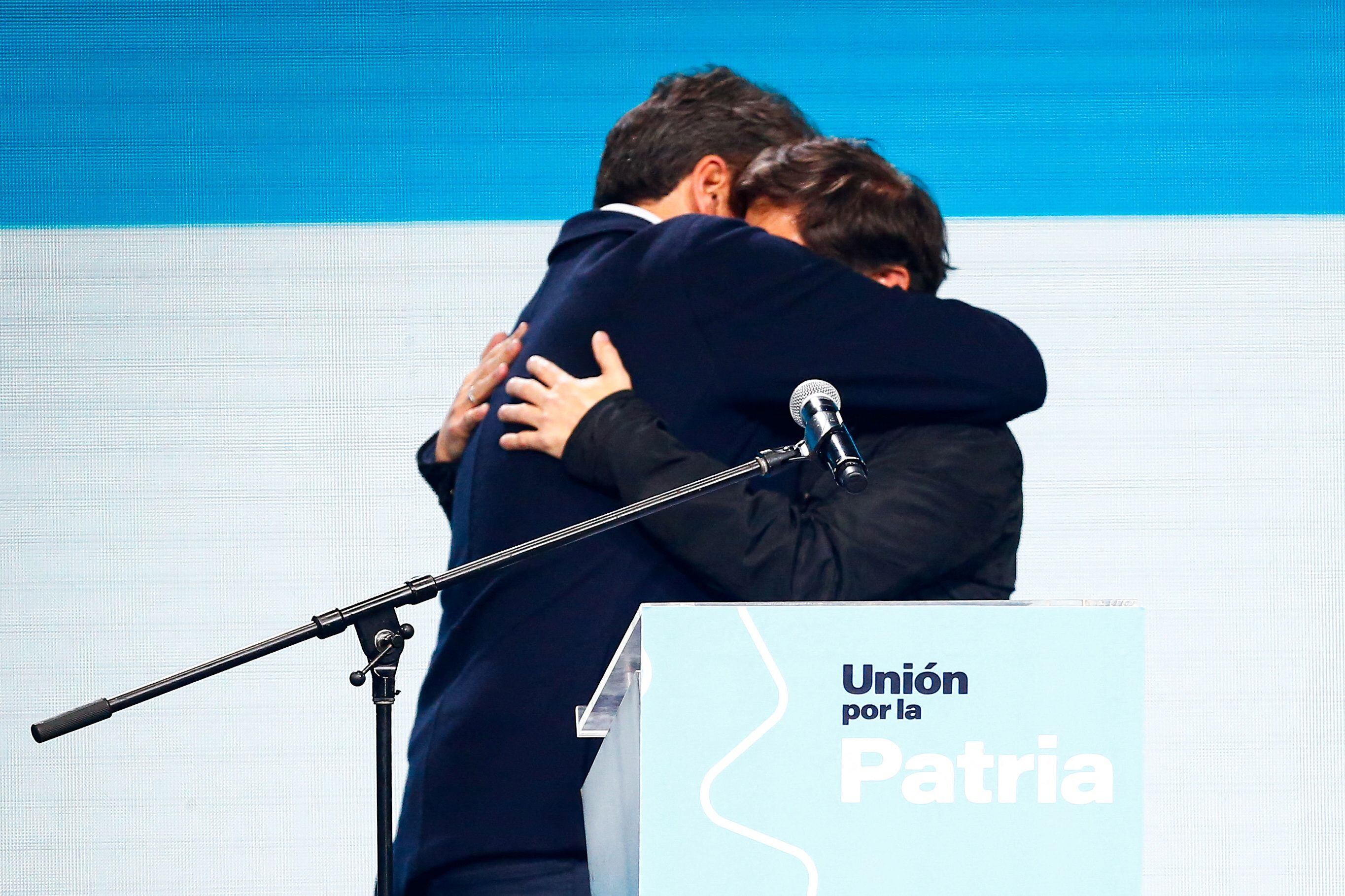 El abrazo entre Sergio Massa y Axel Kicillof tras admitir la derrota a nivel nacional y felicitar al gobernador por el primer puesto que sacó en la Provincia de Buenos Aires ( REUTERS/Mariana Nedelcu)