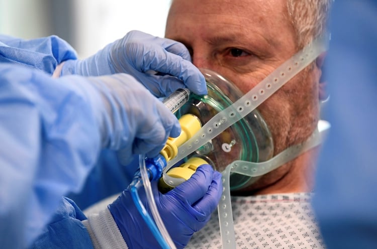 A patient suffering from the coronavirus disease (COVID-19) is treated at the Cernusco sul Naviglio hospital in Milan, Italy, April 7, 2020. REUTERS/Flavio Lo Scalzo