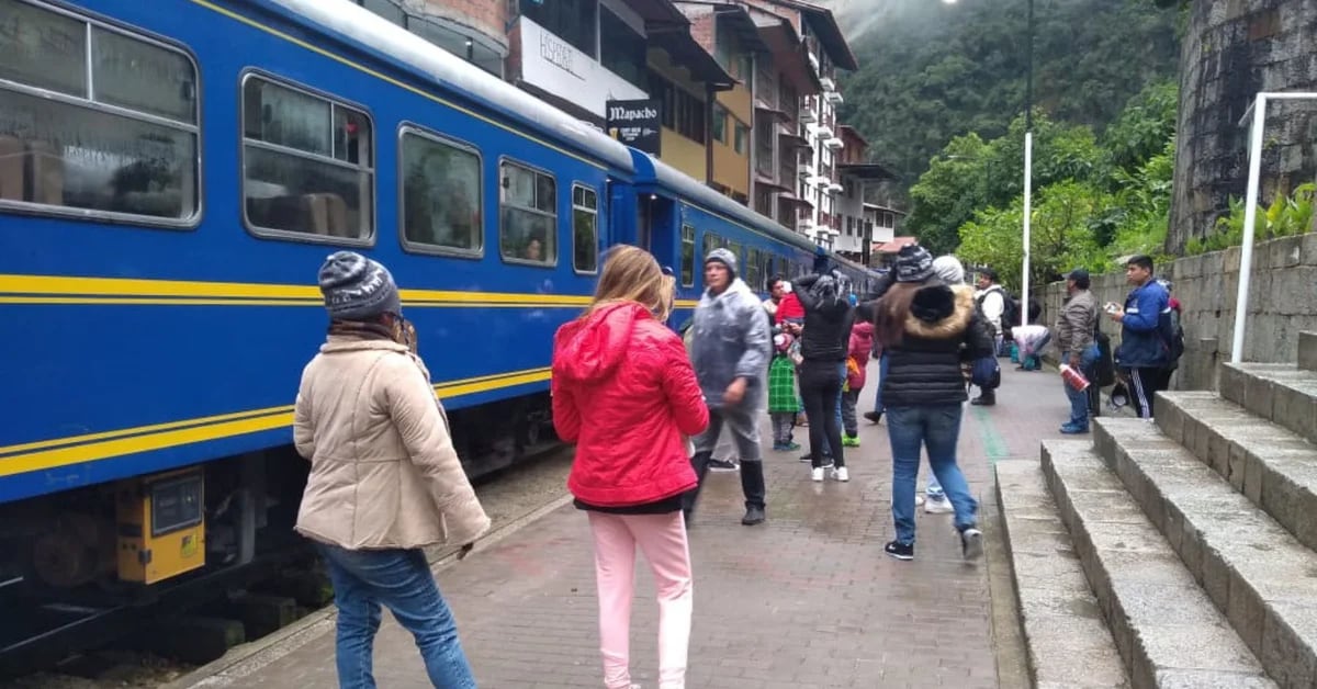La situazione è complicata a Machu Picchu: 2mila turisti sono bloccati e i binari del treno restano chiusi