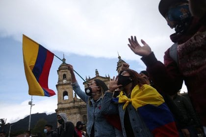 Estudiantes y trabajadores participan en una jornada de protesta contra la política económica y social del gobierno colombiano y contra la violencia policial en la Plaza de Bolívar en Bogotá, Colombia, 21 de septiembre de 2020. REUTERS / Luisa González