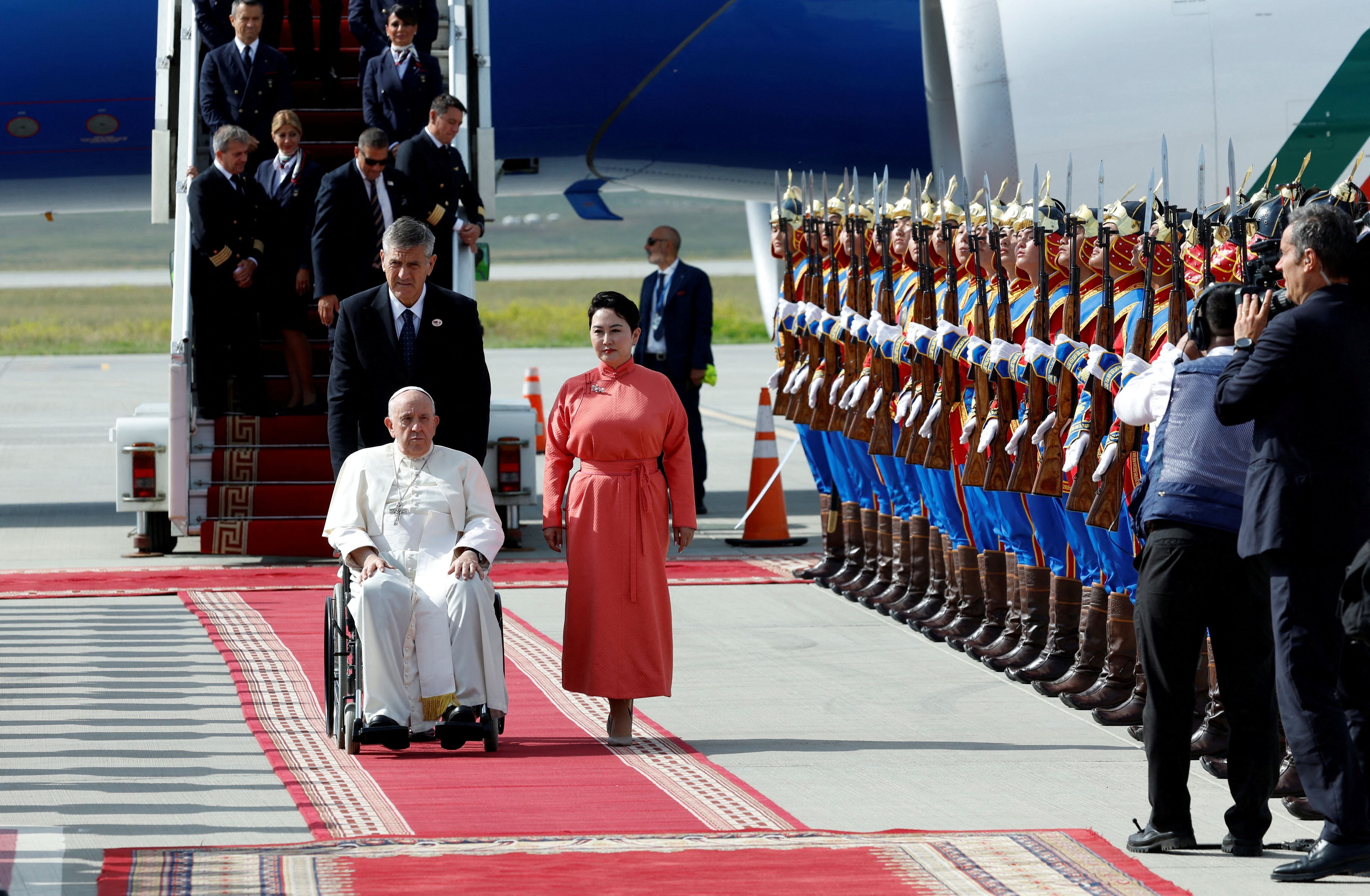 A su llegada, el papa fue recibido en la pista del aeropuerto principal de Mongolia por guardias de honor y por la ministra de Relaciones Exteriores. (REUTERS)