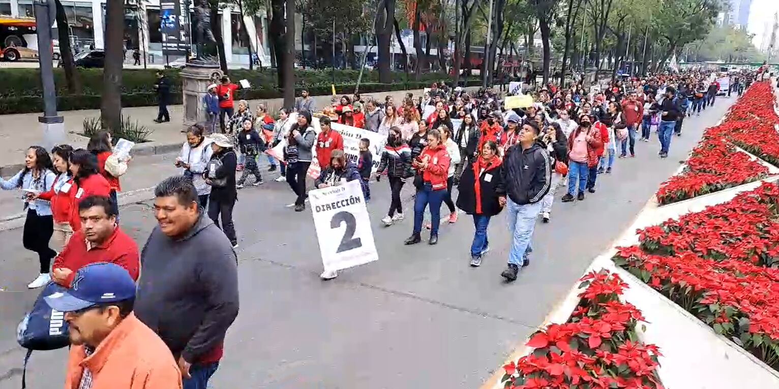 Maestros de la CNTE marchan sobre Paseo de la Reforma hacia el Zócalo de la CDMX