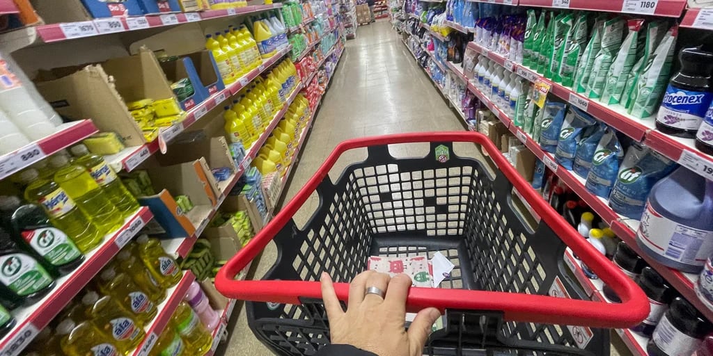 El consumo sigue cayendo en picada: las ventas de los supermercados bajaron un 12,3% en julio