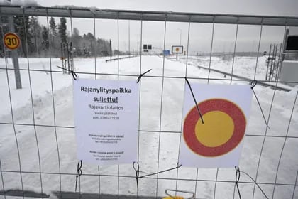 Imagen de la frontera cerrada en el cruce de Vaalimaa (REUTERS)