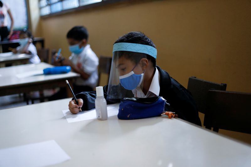 El colapso de la educación y la salud pública completa la ecuación. (REUTERS)