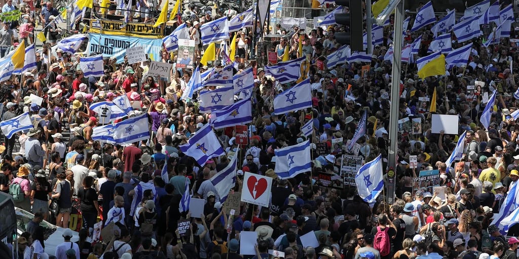 Multitudinaria protesta en Israel en medio de la huelga para pedir un cese del fuego en la Franja de Gaza