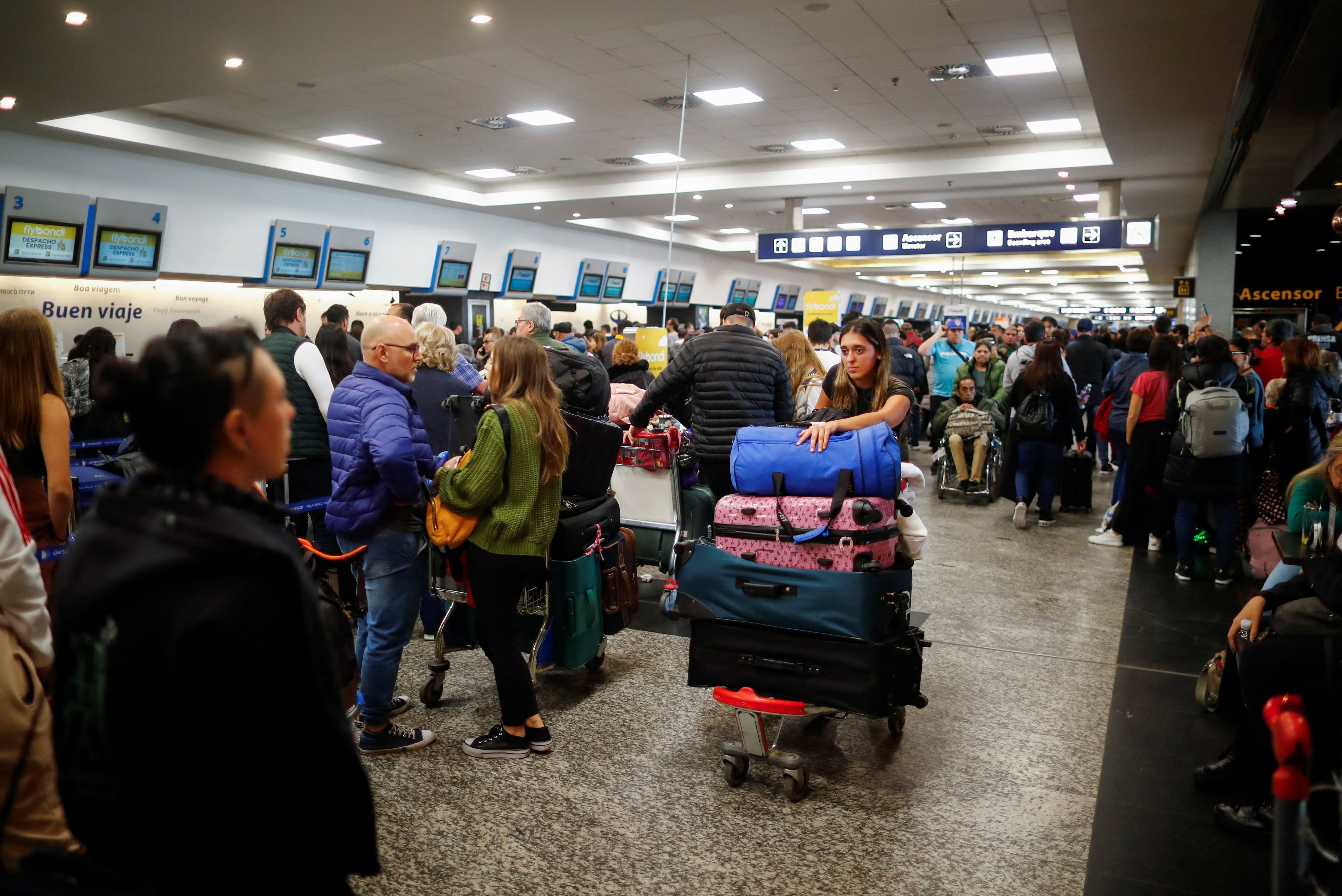 Importante movimiento en los principales aeropuertos del país por el fin de semana XXL. (REUTERS/Agustin Marcarian)