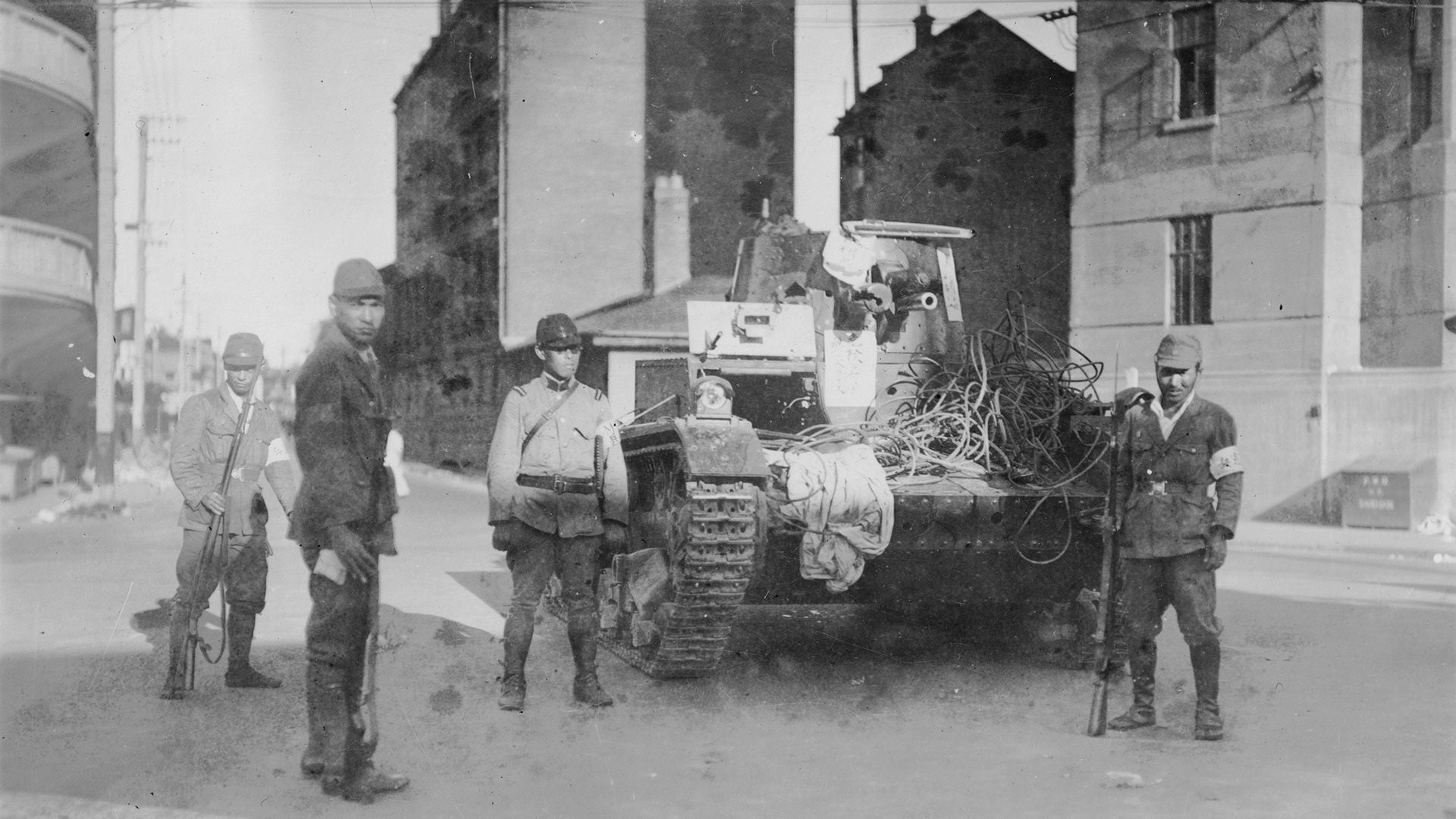 Los hombres de la Kempetai, la Gestapo japonesa, tomando el control y asolando una población de China. Lo que nació como una policía militar se convirtió en una fuerza en la que las torturas, las violaciones y las ejecuciones fueron la norma (Grosby)