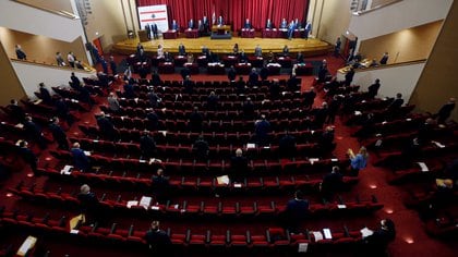 Miembros del parlamento libanés asistieron a una sesión legislativa en el edificio de la UNESCO en Beirut para permitir el distanciamiento social en medio de la propagación del coronavirus (REUTERS / Mohamed Azakir)