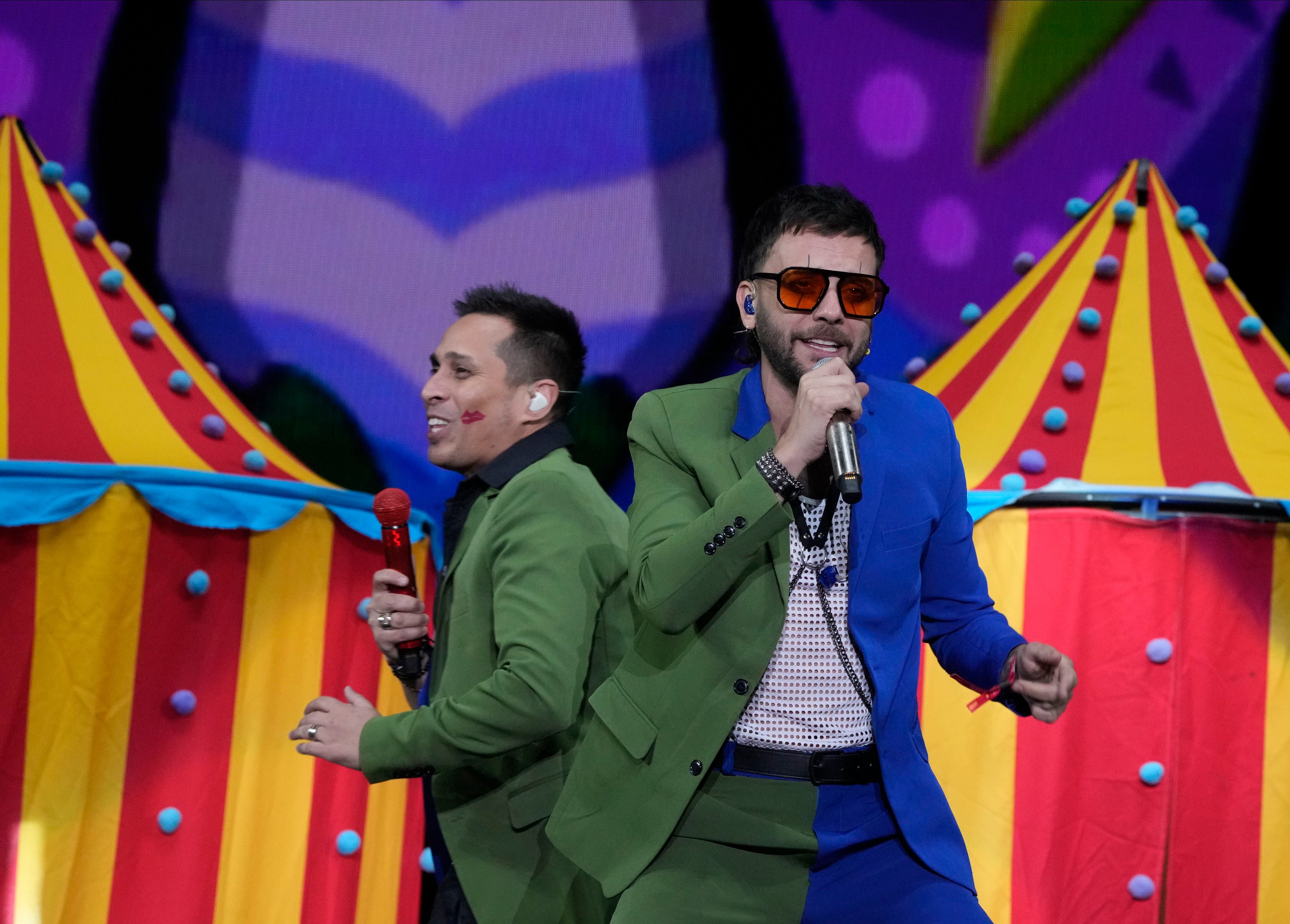 Los Caligaris durante su presentación en el festival Vive Latino en la Ciudad de México el sábado 18 de marzo de 2023. (Foto AP/Fernando Llano)