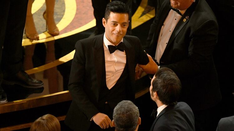 Rami Malek fue ayudado por varios de los famosos que estaban cerca del escenario