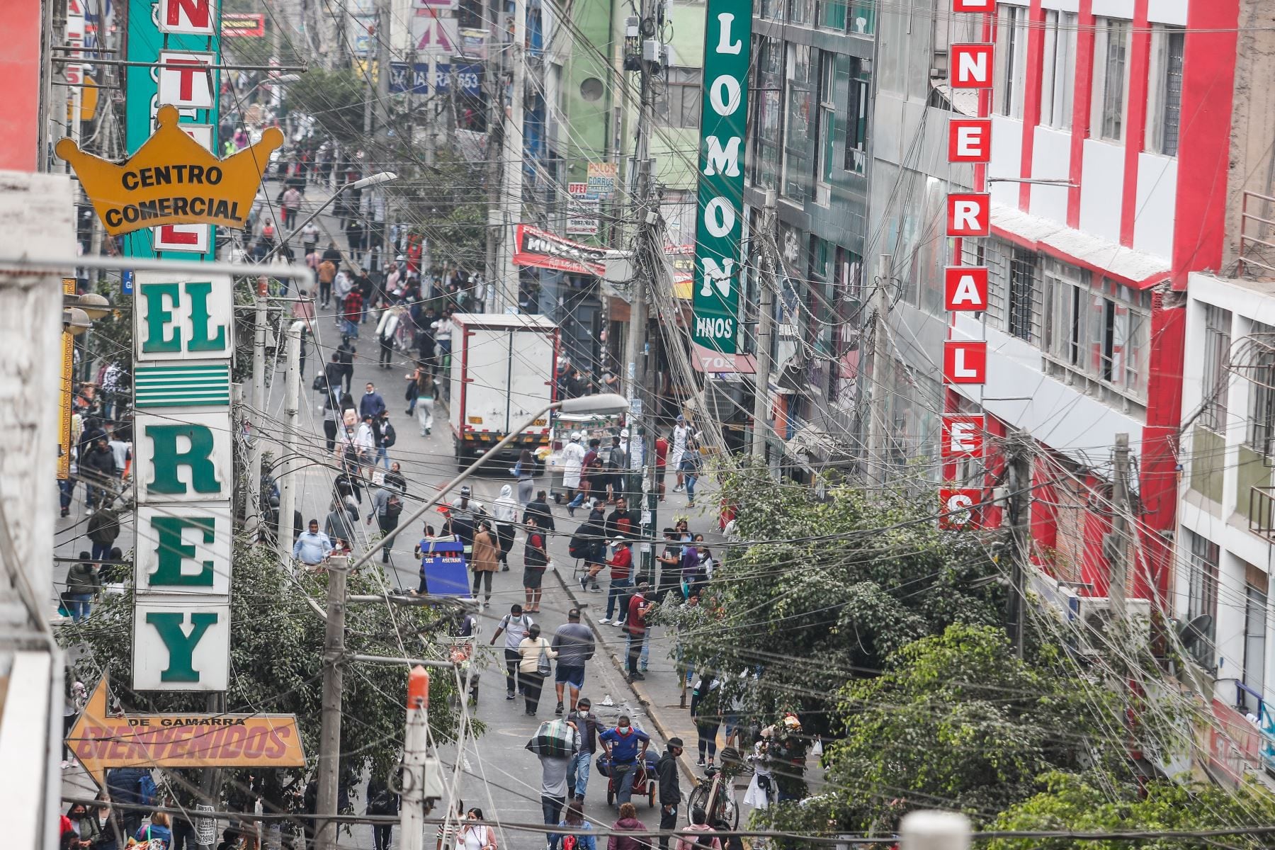 Algunos comerciantes se han organizado para hacer frente al cobro de cupos que viven a diario. Foto : Andina