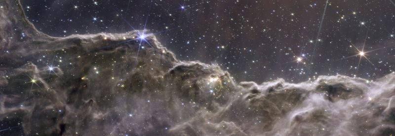 Imagen compuesta de los Acantilados Cósmicos en la Nebulosa Carina, creada con datos de los instrumentos NIRCam y MIRI del Telescopio Espacial James Webb de la NASA, via REUTERS