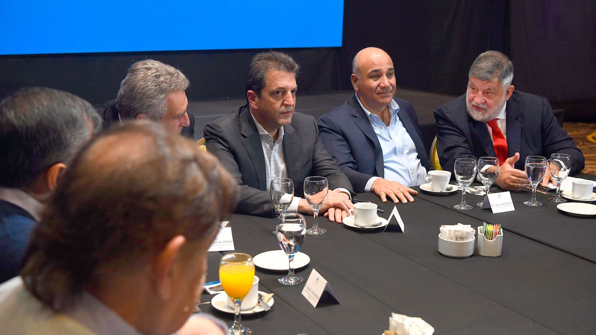 Sergio Massa junto a su compañero de fórmula Agustín Rossi y el gobernador tucumano, Juan Manzur, en un encuentro con empresarios Pyme de la provincia norteña. FOTO: Télam.