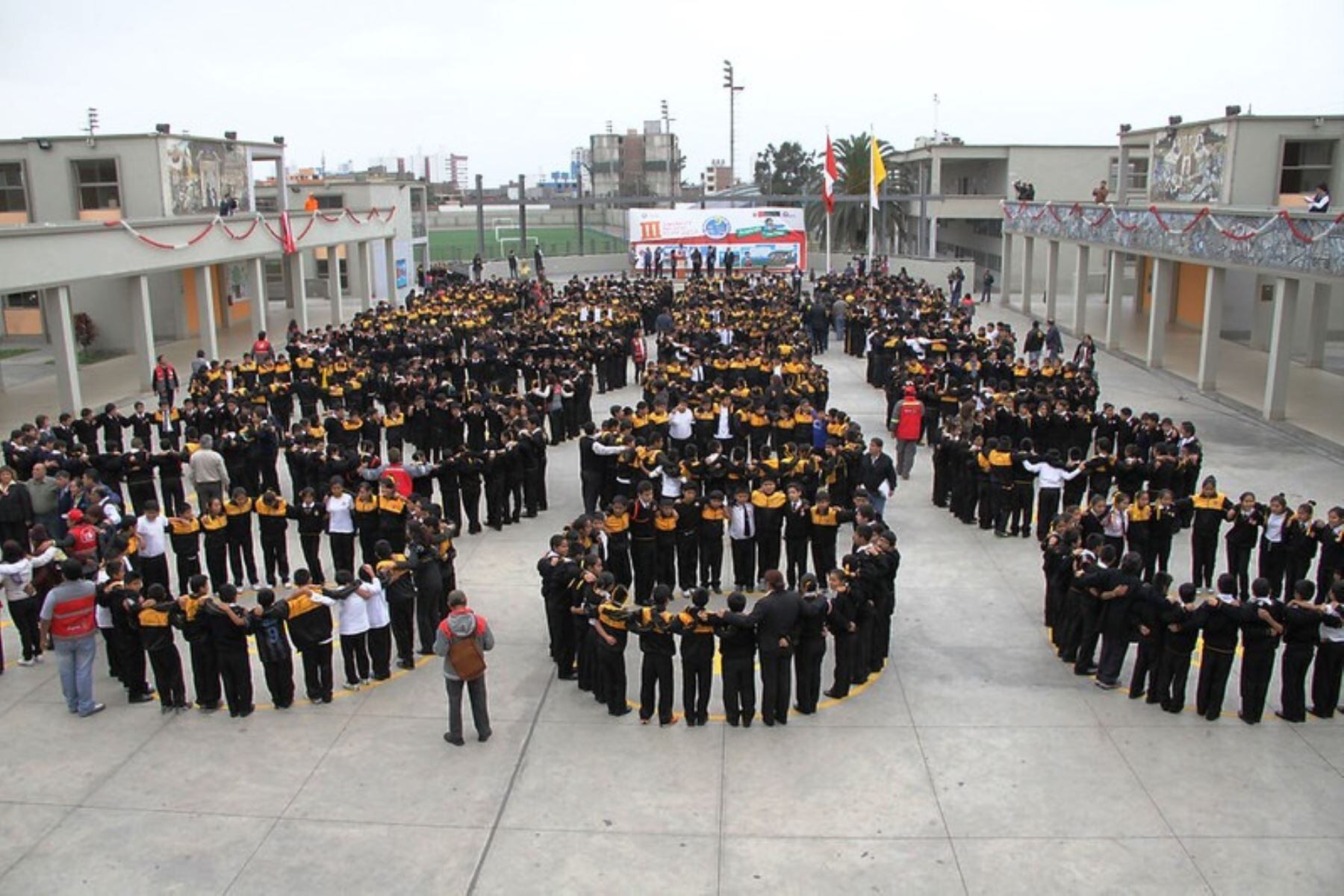 Escolares se concentran en los puntos de evacuación de sus escuelas durante el Simulacro Nacional Multipeligro 2024