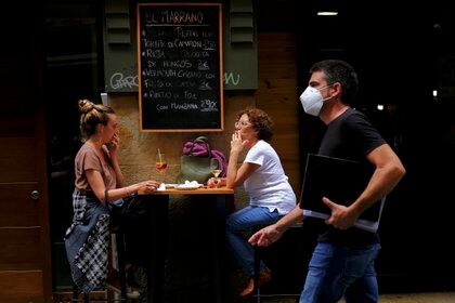 Personas en una calle de Pamplona, ​​España, el 17 de agosto de 2020. (AP Photo / Alvaro Barrientos)