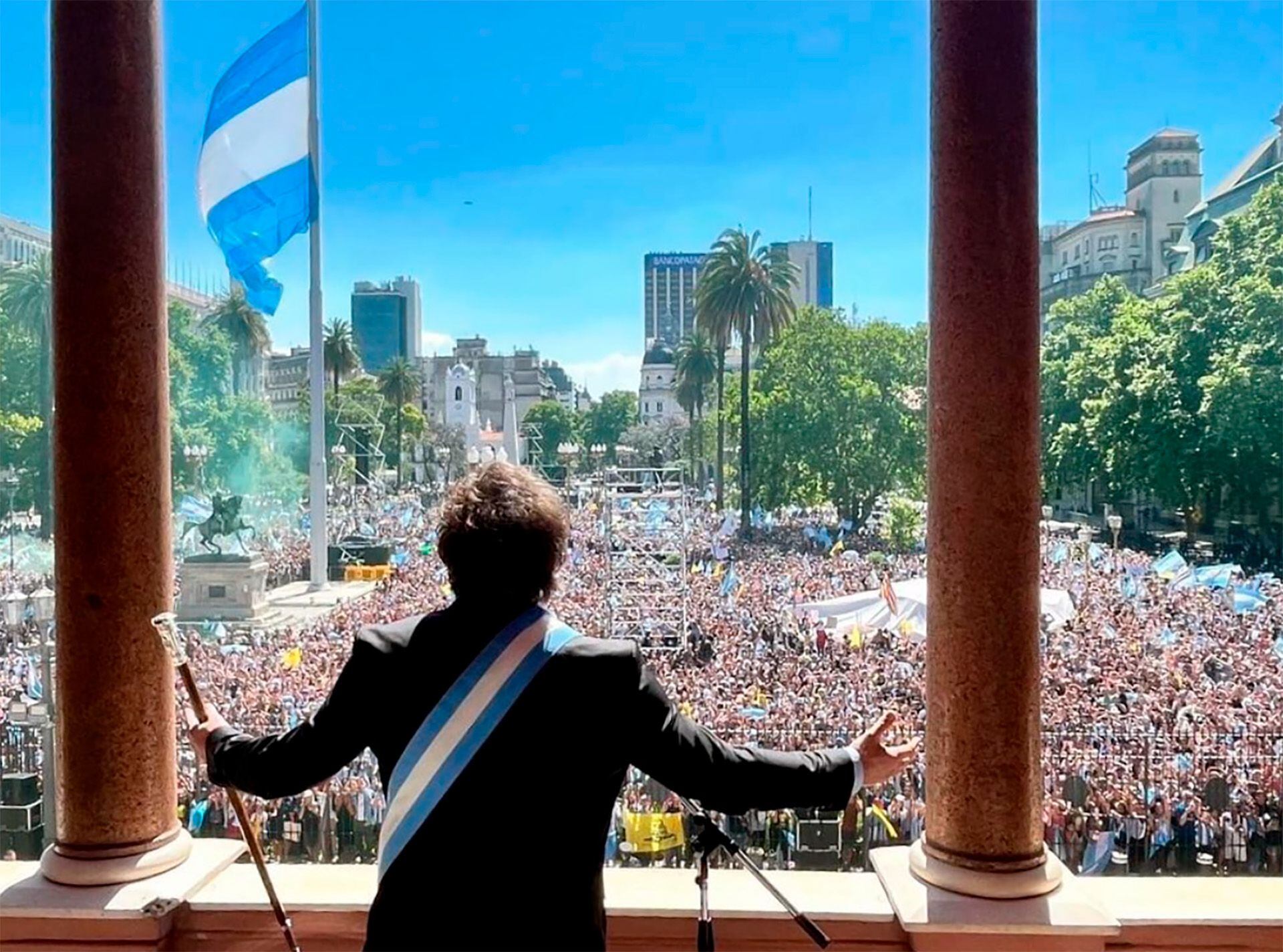 Asunción de Javier Milei - Javier Milei en el balcón Casa Rosada