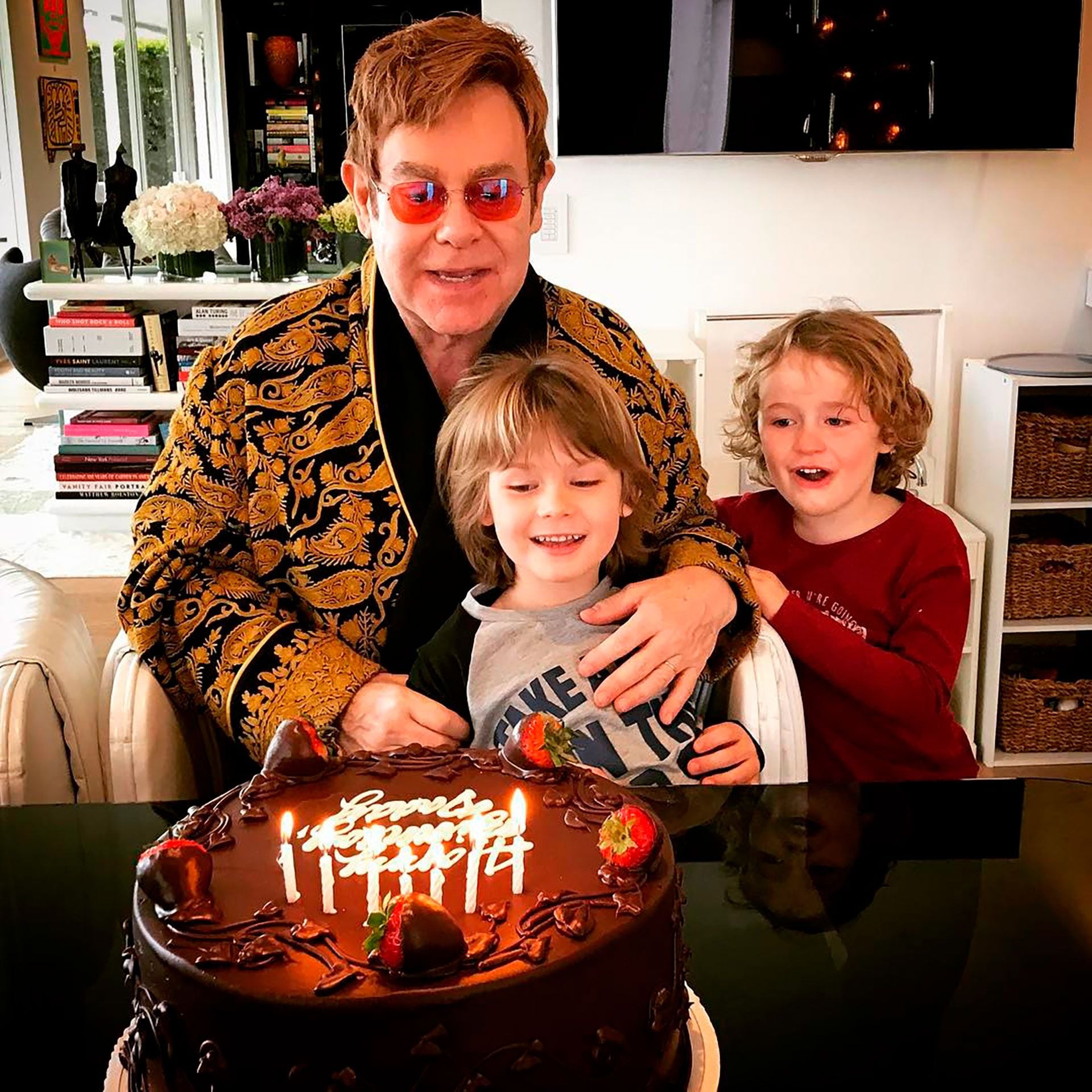 Luego de unos graves problemas de salud, Elton John tomó la decisión de retirarse de la música para pasar más tiempo con su familia.(@eltonjohn)