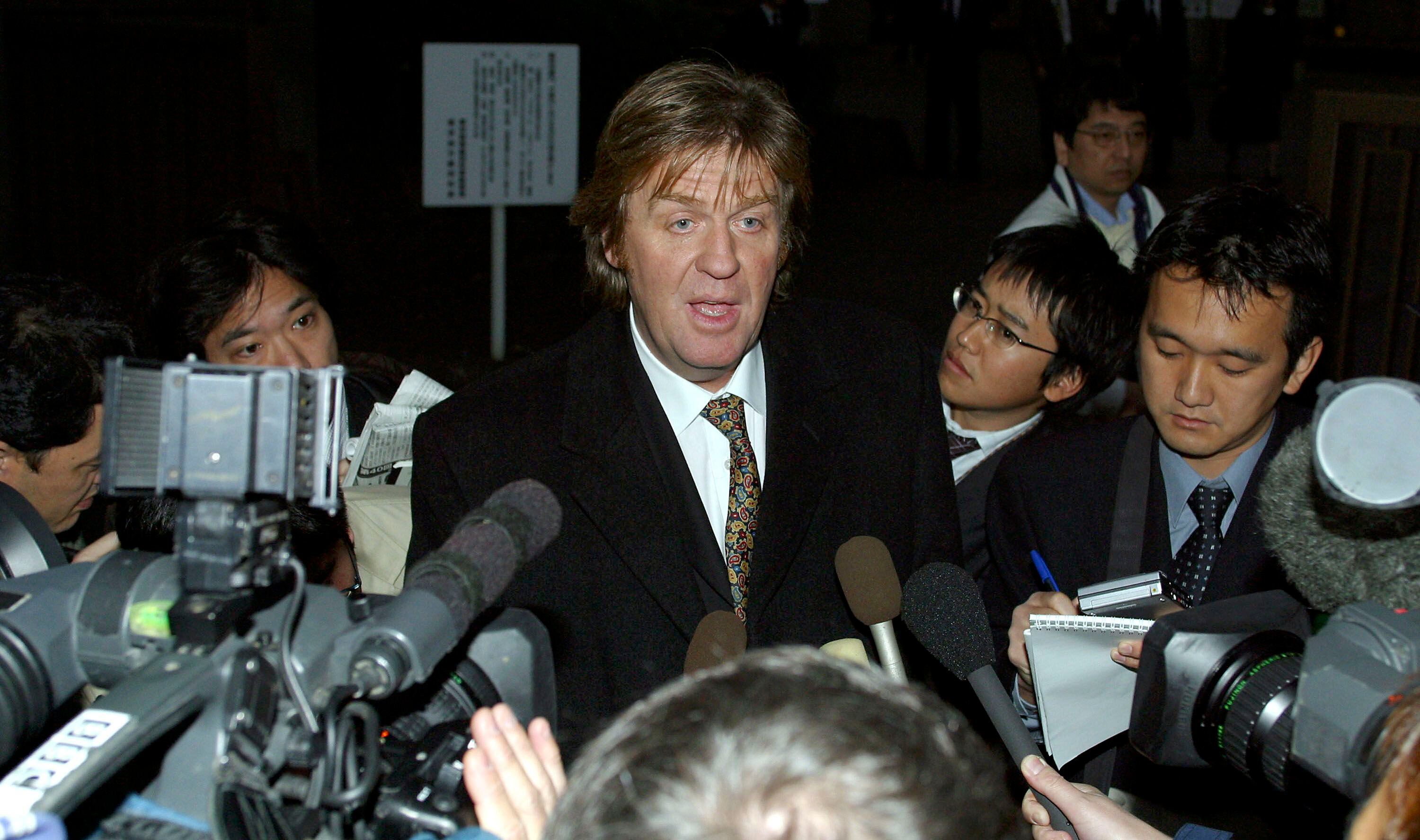 Tim Blackman arriba a Tokio en el 2003 para buscar a su hija Lucie (Photo by Junko Kimura/Getty Images) 