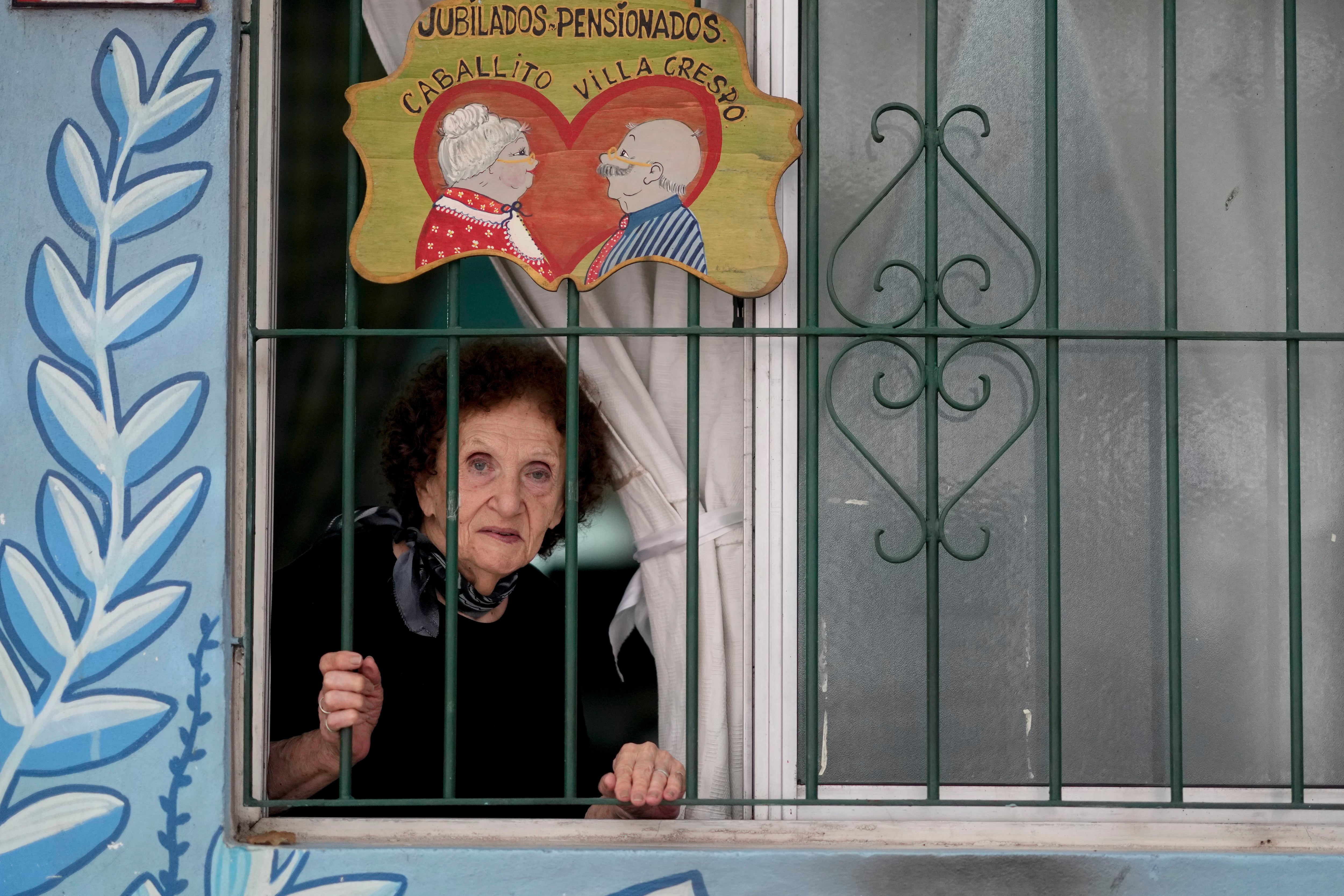 La ley de movilidad jubilatoria en Argentina estimula actualizaciones trimestrales que no llegan a compensar los aumentos de precios que genera la inflación. En la foto, una jubilada posa en el centro de Caballito y Villa Crespo, en la ciudad de Buenos Aires. (AP Foto/Natacha Pisarenko)