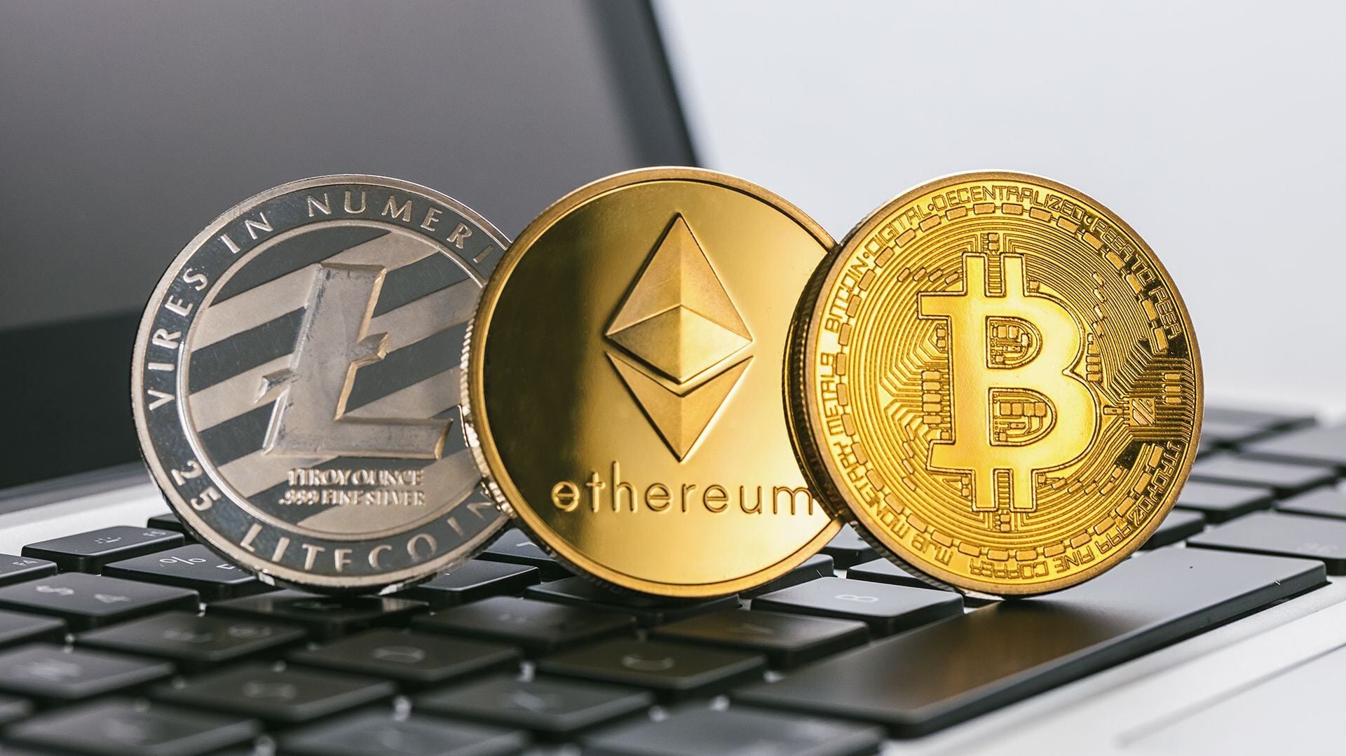 Las criptomonedas se caracterizan por usar redes blockchain, no existir físicamente y carecer de regulación. (Getty Images)