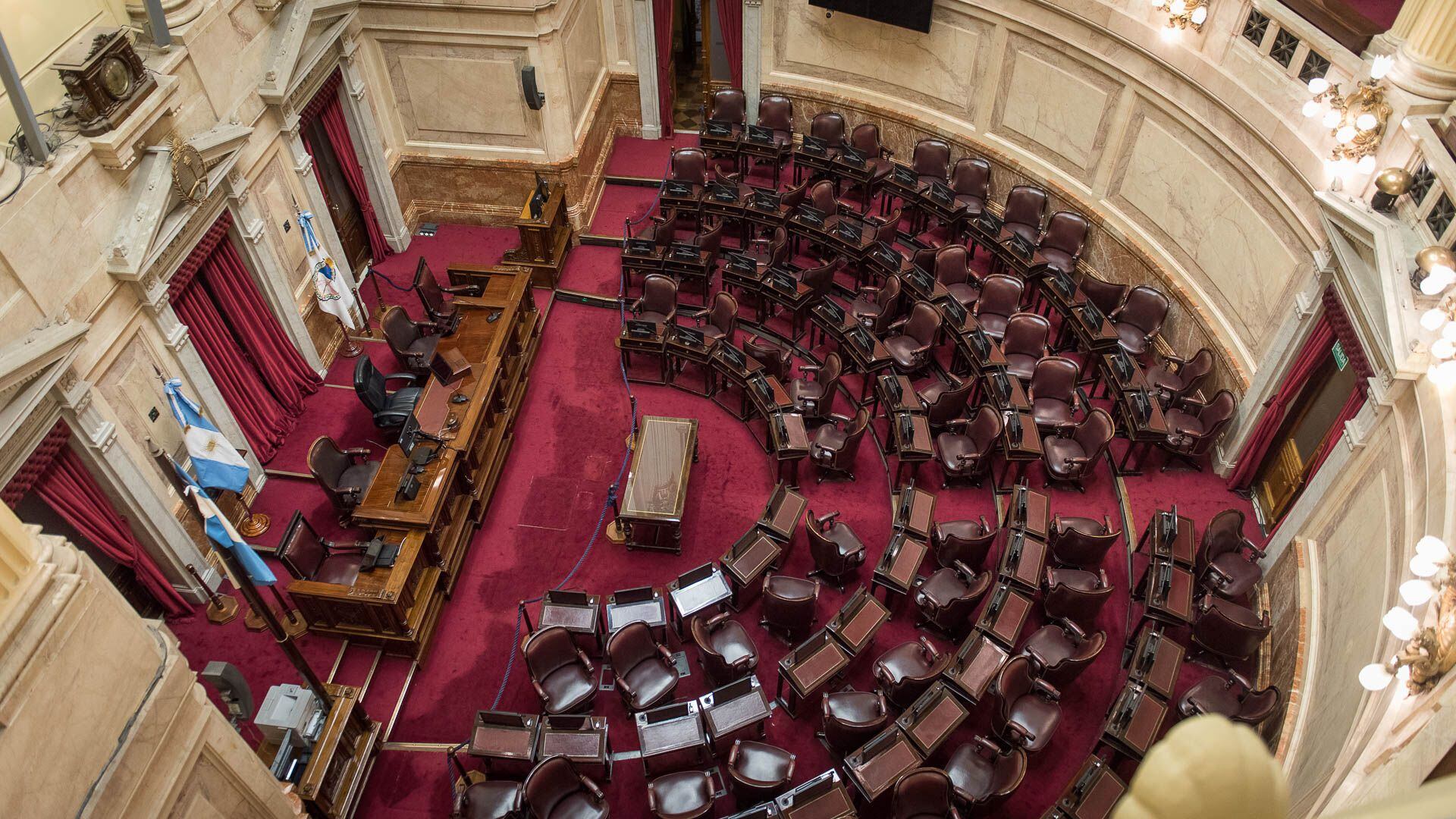 La Cámara de Senadores representa a las 23 provincias y a la Ciudad Autónoma de Buenos Aires. Está compuesta por 72 senadores con seis años de mandato. Un tercio de la cámara se renueva cada dos años. El presidente del Senado siempre es el vicepresidente del país. En este caso, Cristina Fernández de Kirchner es quien lidera el Honorable Senado de la Nación Argentina (Gustavo Gavotti)