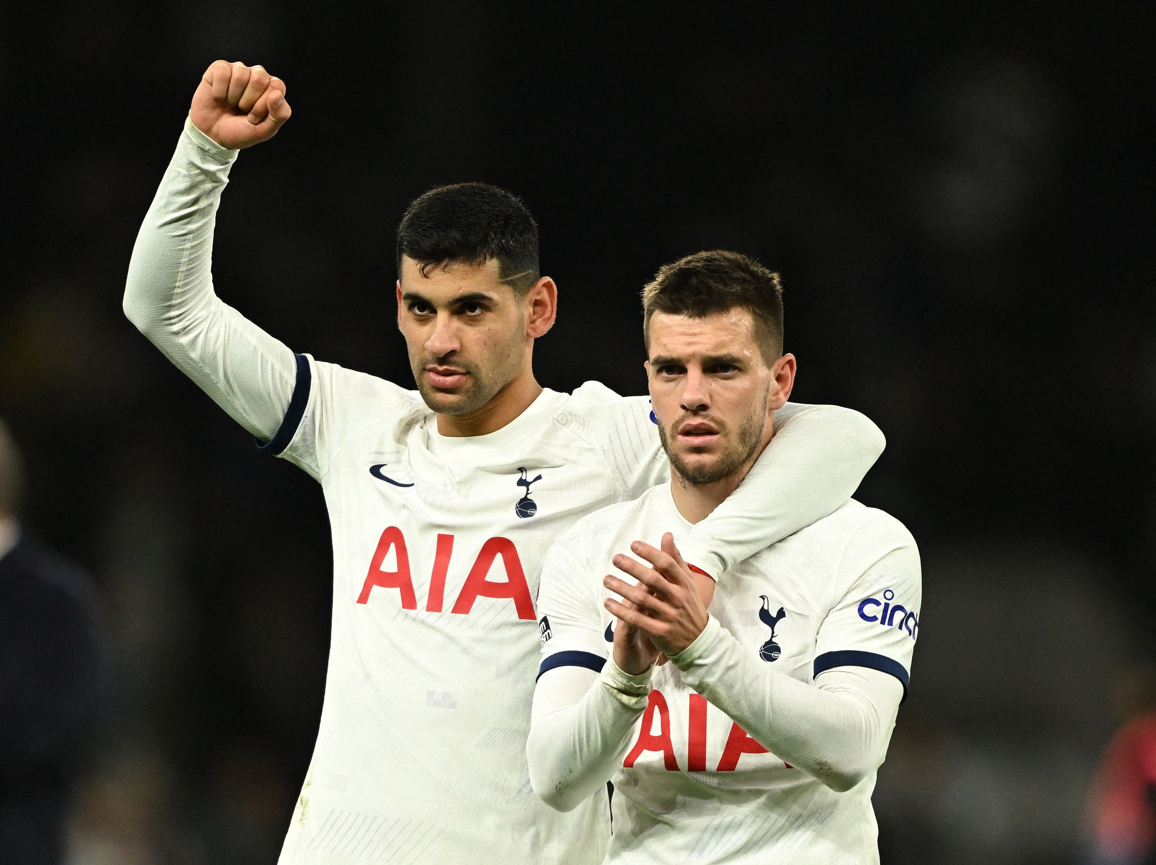 Cuti Romero y Giovani Lo Celso celebrando en triunfo del Tottenham (REUTERS/Dylan Martínez) 