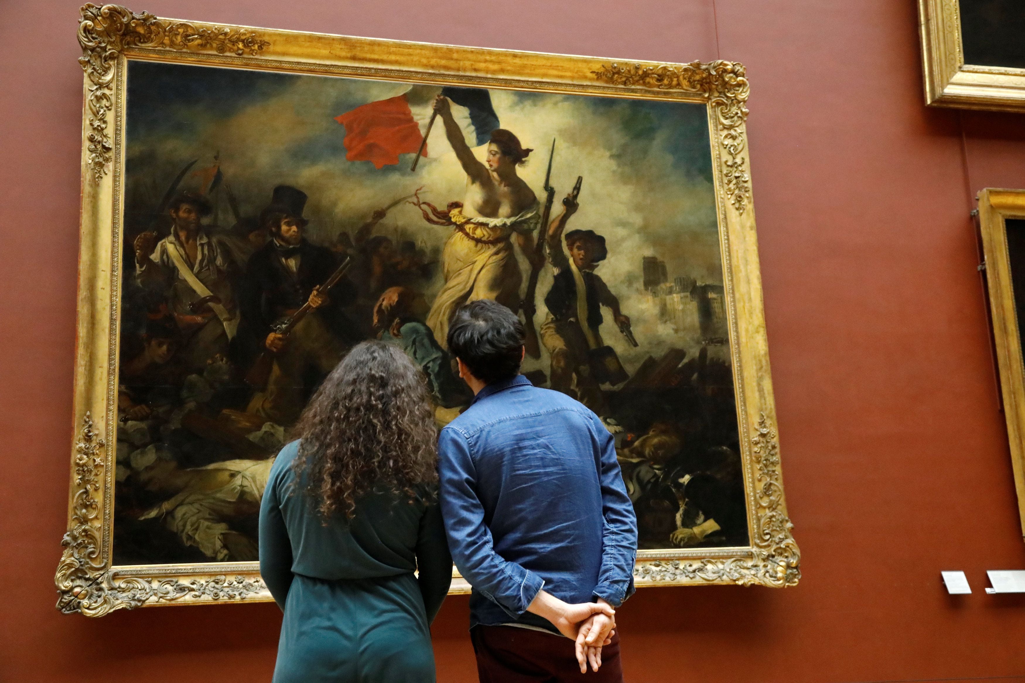 Visitantes observan "La libertad guiando al pueblo" de Eugene Delacroix (REUTERS/Charles Platiau)