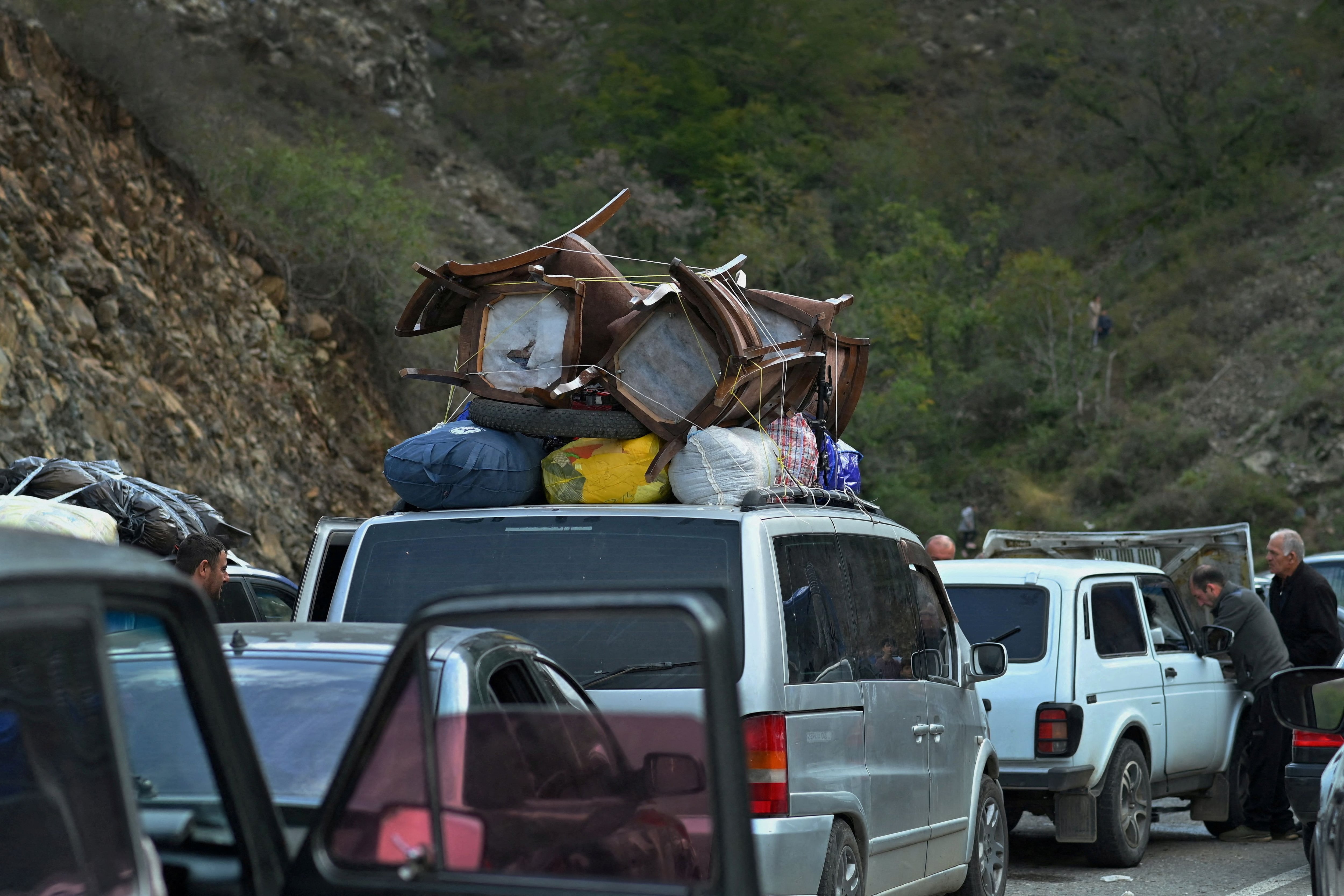 Vehículos que transportan refugiados de Nagorno-Karabaj, región habitada por armenios étnicos, hacen cola en la carretera que conduce hacia la frontera armenia, en Nagorno-Karabaj, 26 de septiembre de 2023. REUTERS/David Ghahramanyan/Archivo