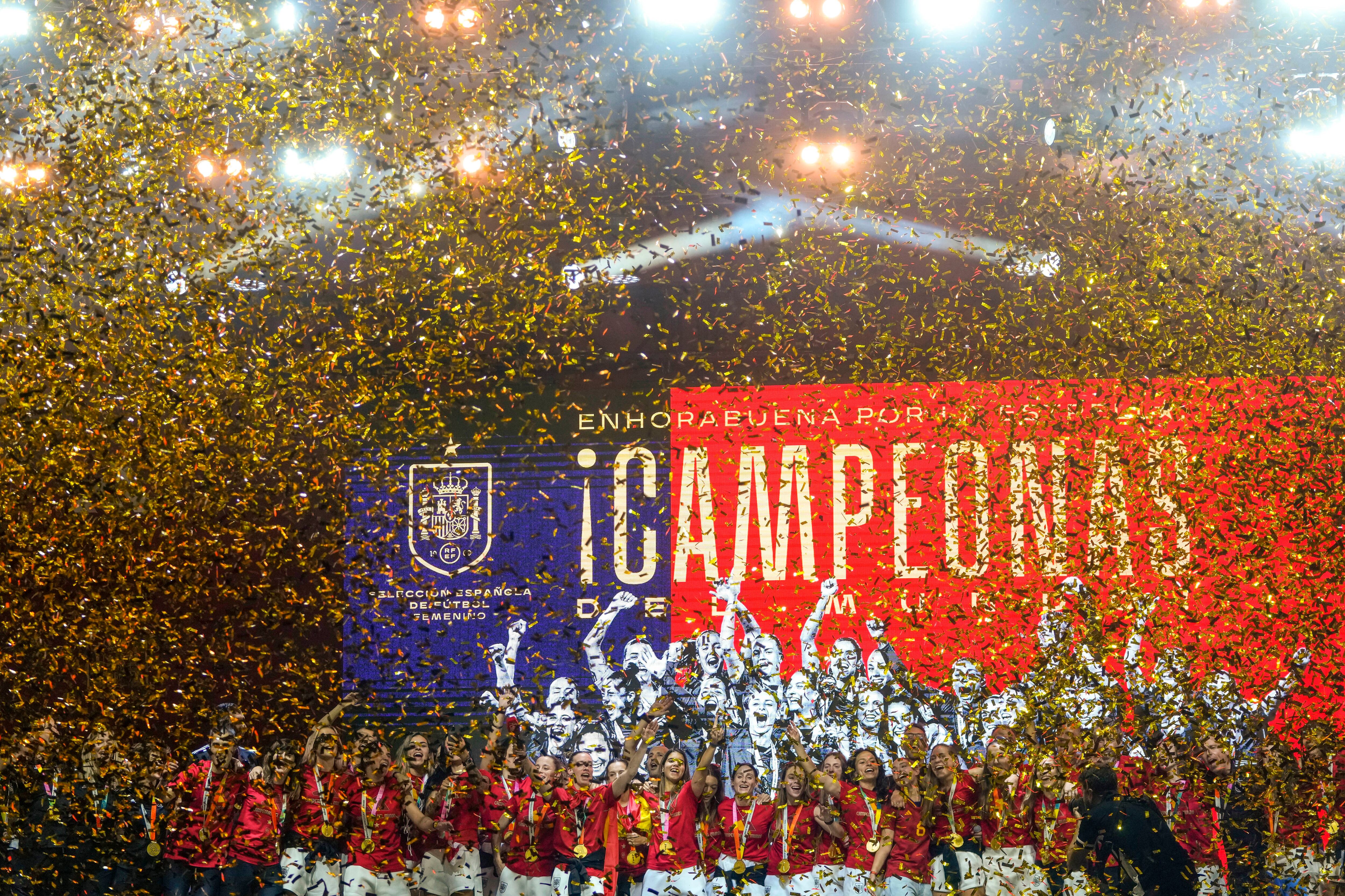 Las jugadoras celebran en el escenario con el trofeo en Madrid el lunes 21 de agosto del 2023. (AP Foto/Manu Fernandez)