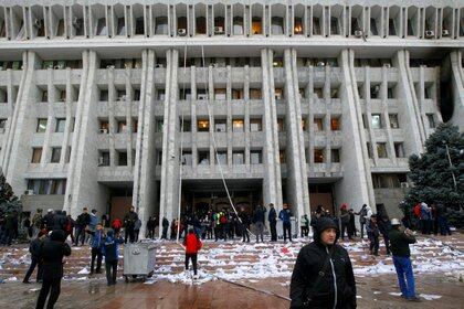 Manifestantes frente a la sede del gobierno este martes (REUTERS/Vladimir Pirogov)