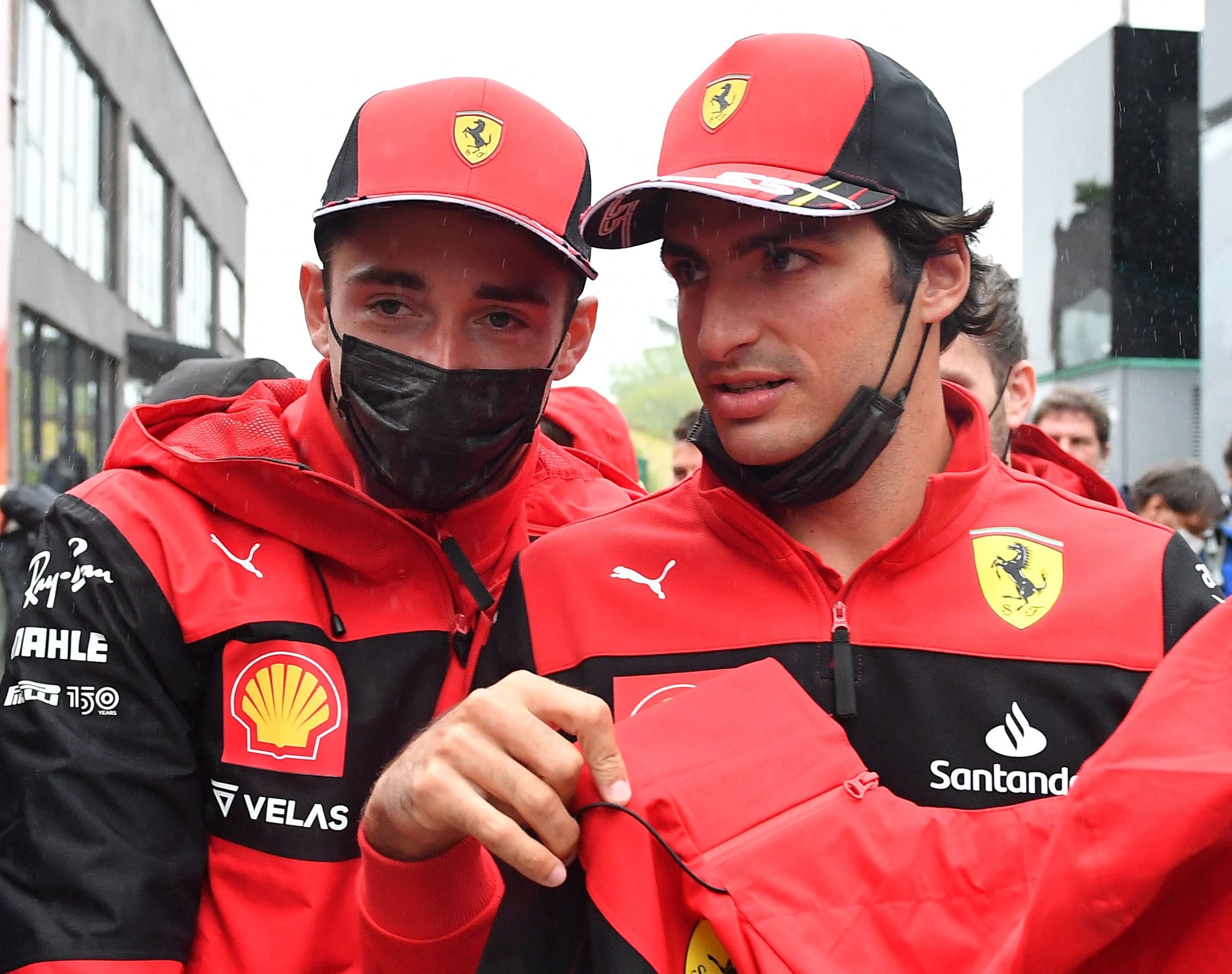 El líder del campeonato, Charles Leclerc y su compañero Carlos Sainz (REUTERS/Jennifer Lorenzini)