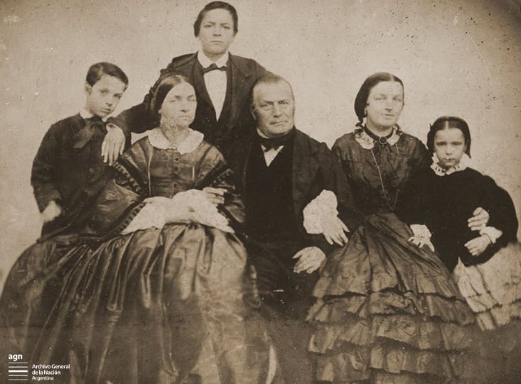 Los Pellegrini, de izquierda a derecha: Ernesto, María Bevans de Pellegrini, Carlos Pellegrini, Carlos Enrique Pellegrini (padre), Julia y Ana Pellegrini Bevans. (Archivo General de la Nación)