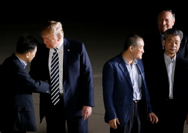 Trump y Pompeo junto con los liberados Kim Dong-chul, Kim Sang-duk y Kim Hak-song. Todos son de origen surcoreano y nacionalizados posteriormente estadounidenses (REUTERS/Jim Bourg)