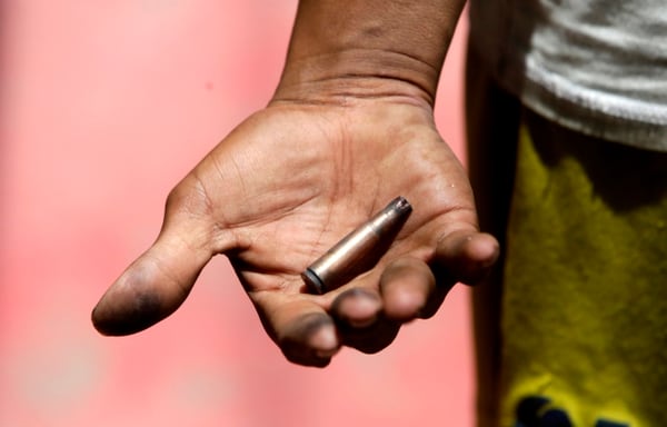 Un manifestante muestra una bala luego de los enfrentamientos con la policía en Masaya, a 40 kilómetros de Managua (AFP)